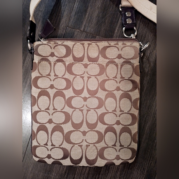 Beautiful Vintage Coach Crossbody - Picture 4 of 7